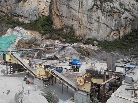 將玄武巖石頭制成機(jī)制沙，日產(chǎn)300-500立方機(jī)制砂設(shè)備報(bào)價(jià)