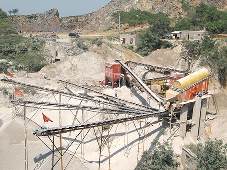 一小時(shí)5-10噸的半自動(dòng)砸石機(jī)多少錢？有沒有現(xiàn)場圖片或者視頻參考？