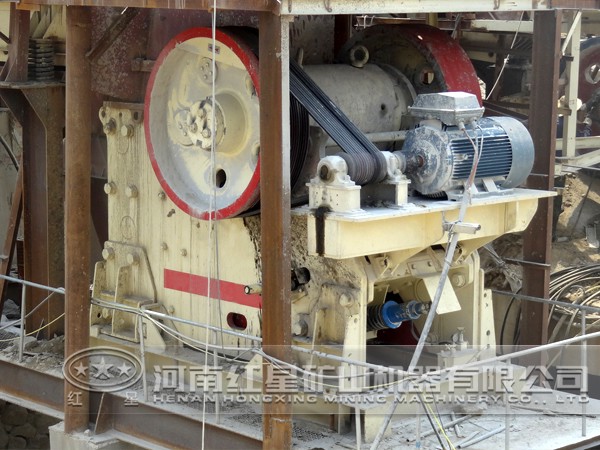 顎式破碎機(jī)現(xiàn)場