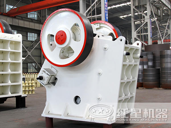 紅星復(fù)擺顎式破碎機側(cè)面