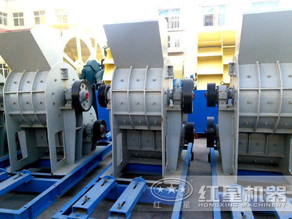 整齊擺放的煤矸石破碎機(jī)