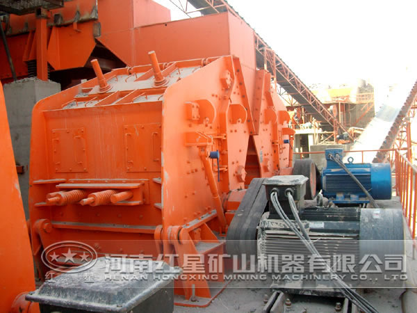 反擊式破碎機作業(yè)現(xiàn)場