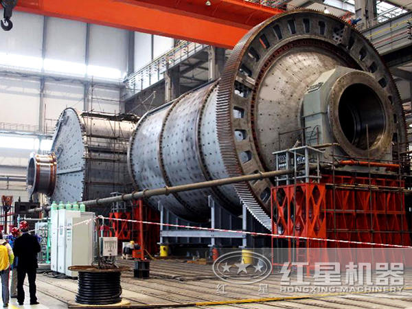 磨粉機(jī)作業(yè)現(xiàn)場(chǎng)