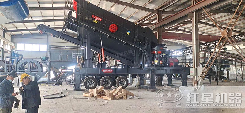 日產(chǎn)5000噸移動(dòng)生產(chǎn)線安裝現(xiàn)場(chǎng)