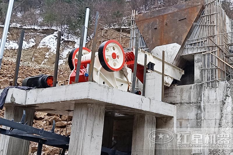 顎式破碎機工作現(xiàn)場圖片
