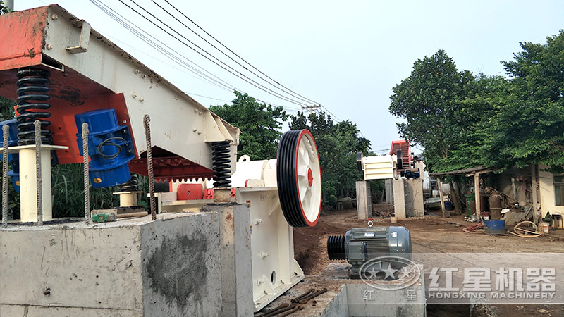 小型石子加工設(shè)備客戶需求增加，現(xiàn)場安裝中