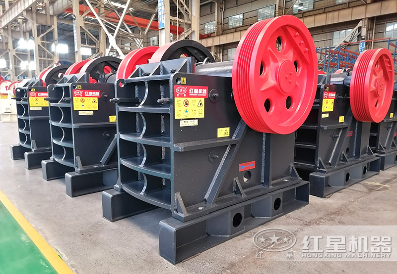 顎式破碎機，生產(chǎn)線中粗碎環(huán)節(jié)，進料口大，時產(chǎn)量1~1000噸