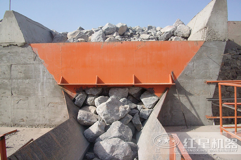 打花崗巖的機(jī)器一小時(shí)產(chǎn)量1000噸多少錢？含現(xiàn)場視頻