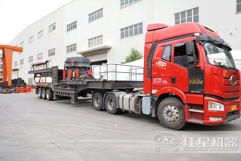 移動(dòng)制砂機(jī)發(fā)貨進(jìn)行中，車(chē)頭牽引即可抵達(dá)生產(chǎn)現(xiàn)場(chǎng)，簡(jiǎn)單安裝就能生產(chǎn)