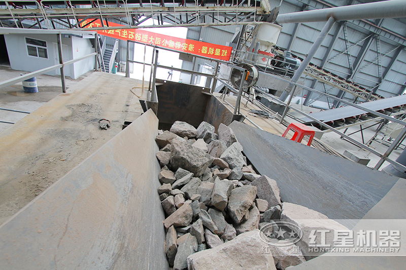 鄂破進(jìn)料口大，可通過大塊玄武巖