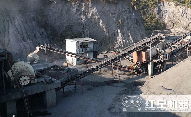 重錘式破碎機(jī)粉碎煤渣現(xiàn)場(chǎng)