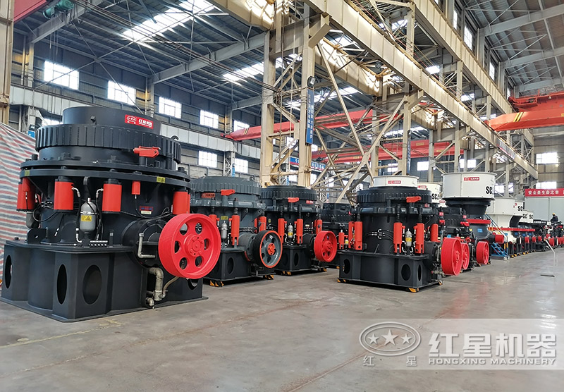 多款圓錐破碎機(jī)車間展示，不同類型價(jià)格不等