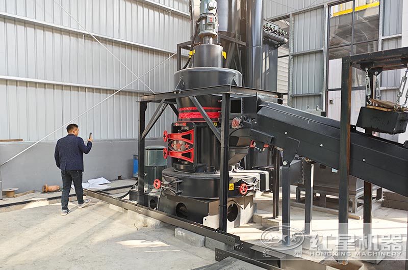 高產(chǎn)量雷蒙磨粉機工作現(xiàn)場圖片 高產(chǎn)量雷蒙磨粉機工作現(xiàn)場圖片