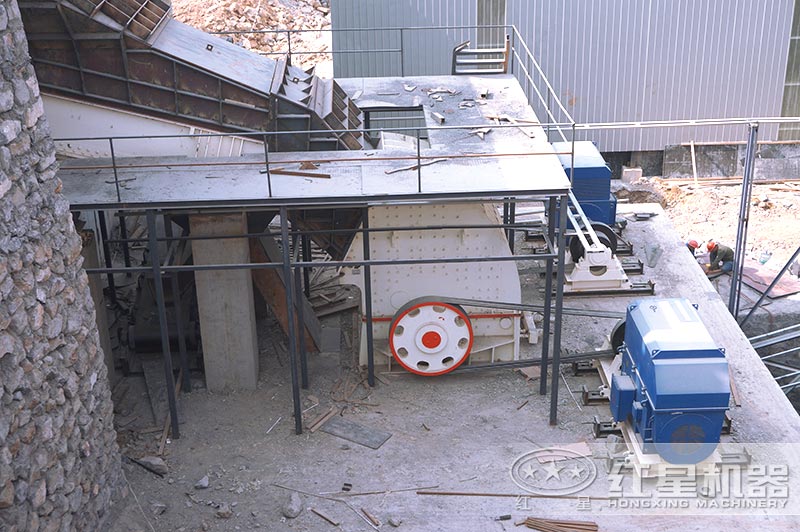 PCZ1610錘式沙石破碎機安裝現(xiàn)場