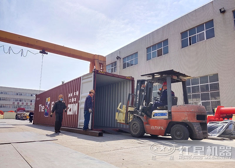 打石子設(shè)備裝車發(fā)貨，送到客戶手中