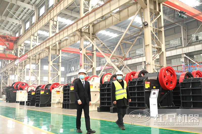 紅星機器顎式破碎機車間，客戶實地考察