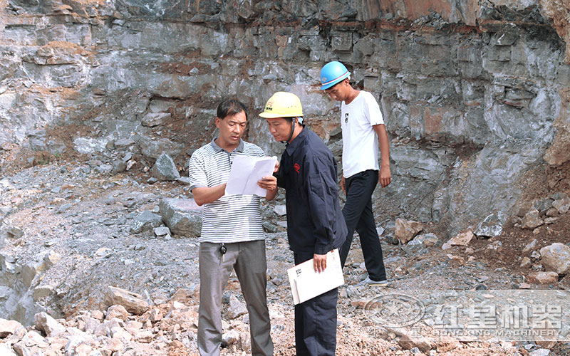 紅星技術(shù)人員現(xiàn)場考察為客戶配置小型破碎機(jī)