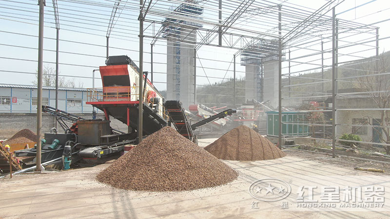 移動(dòng)柴油小型制砂機(jī)作業(yè)現(xiàn)場(chǎng)，搭配不同，價(jià)格不一樣