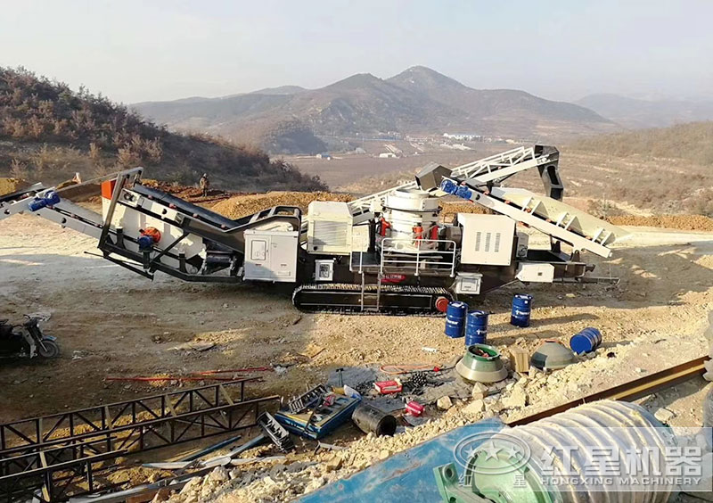 這種是履帶移動碎石機(jī)