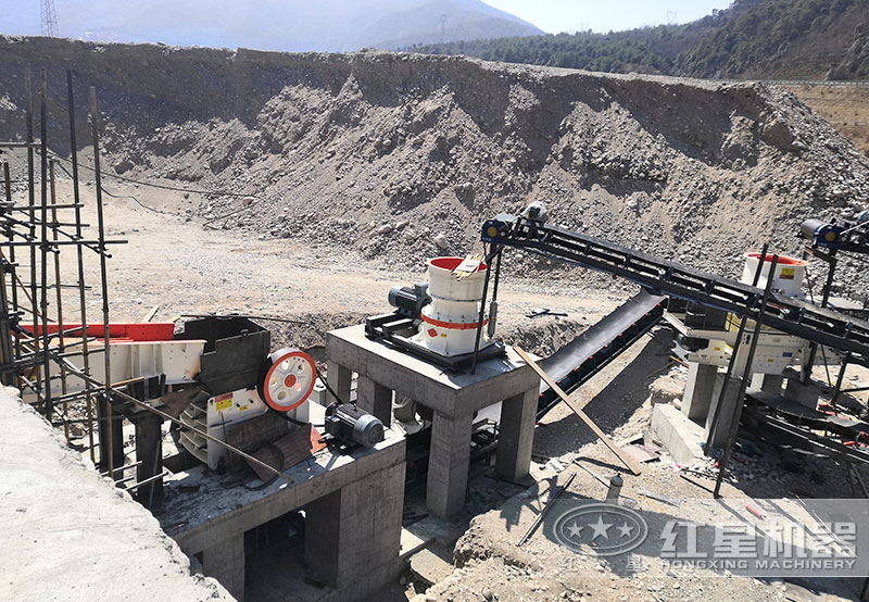 石料制沙生產(chǎn)線現(xiàn)場，一噸石頭可出0.8方砂子