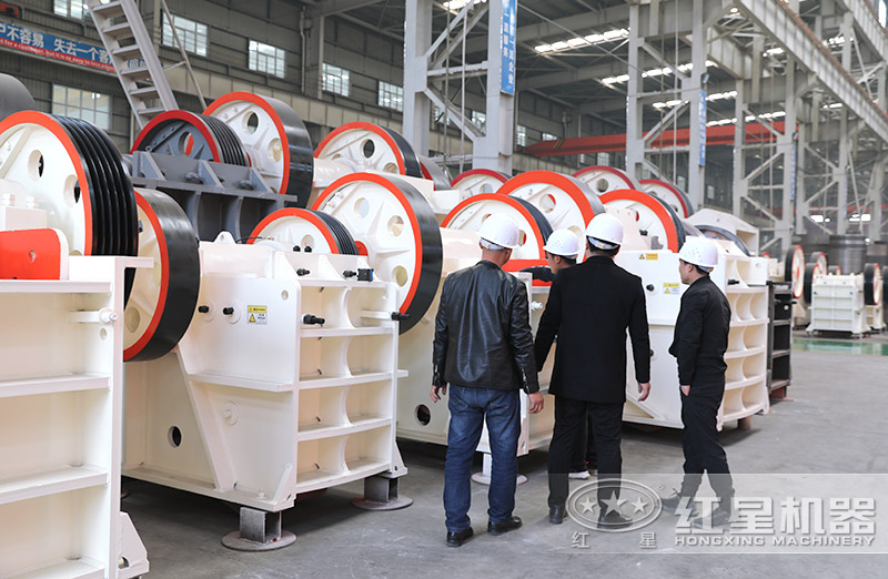 粗破鄂式破碎機型號多，價格不等，用戶來廠考察