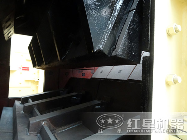 反擊式破碎機結(jié)構(gòu)內(nèi)部圖