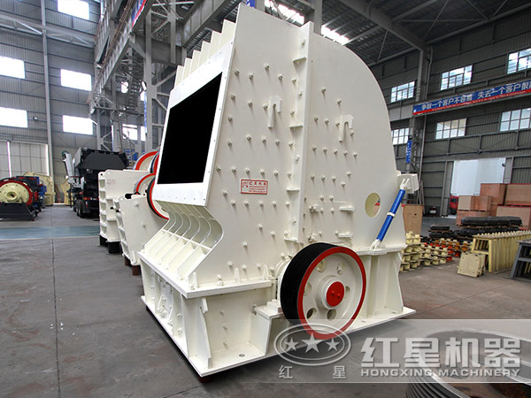 石灰石反擊式破碎機(jī)側(cè)面圖
