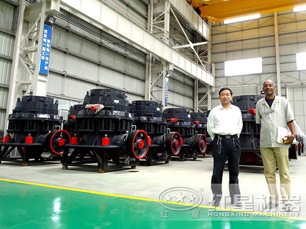 復合式破碎機生產(chǎn)車間客戶留影