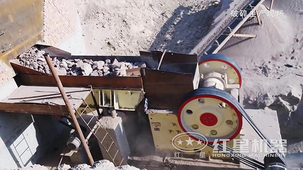 69顎式破碎機(jī)工作現(xiàn)場視頻細(xì)節(jié)實(shí)拍