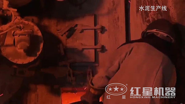 回轉(zhuǎn)窯工人點火操作