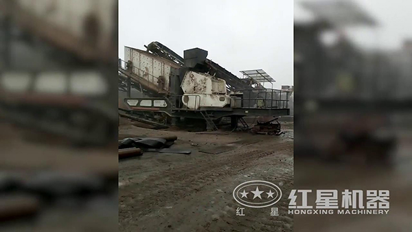 建筑垃圾移動(dòng)破碎站實(shí)拍