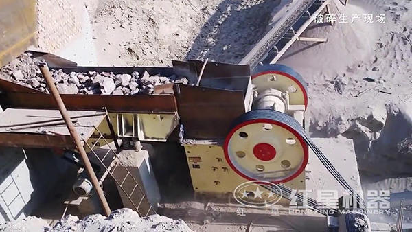 顎式破碎機(jī)工作現(xiàn)場(chǎng)實(shí)拍