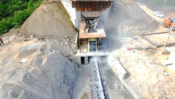 單缸液壓圓錐破碎機(jī)工作中