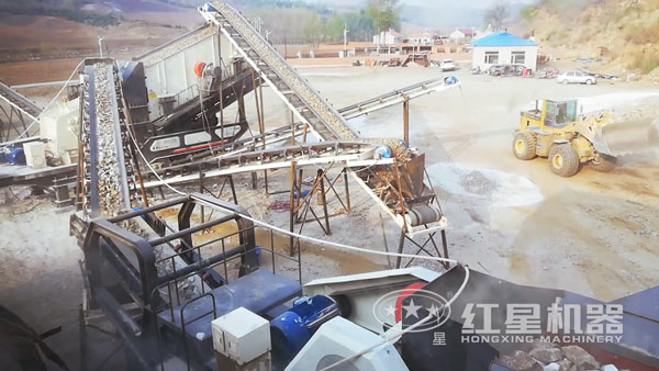 移動碎石機生產(chǎn)現(xiàn)場