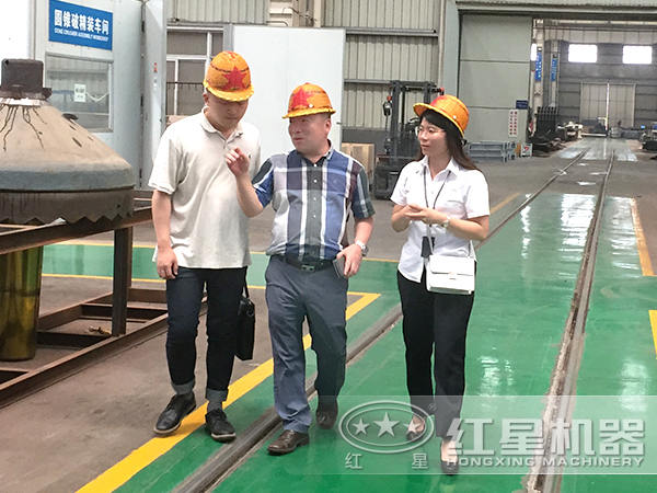 客戶前來(lái)購(gòu)買風(fēng)化石制砂機(jī)