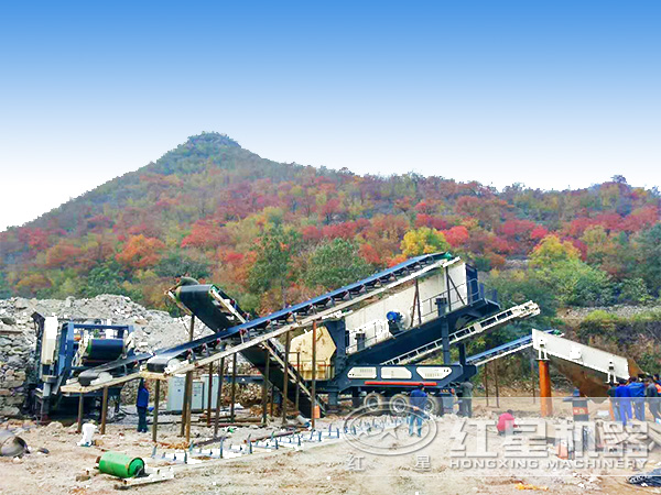 移動(dòng)破碎機(jī)現(xiàn)場(chǎng)實(shí)拍