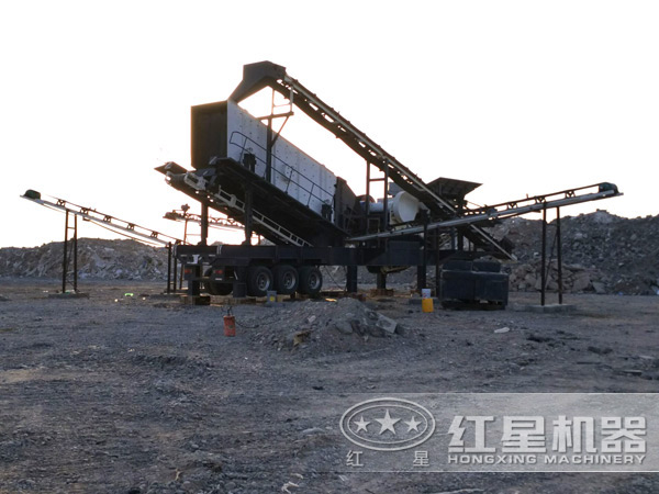 小型移動碎石機工作現(xiàn)場實拍