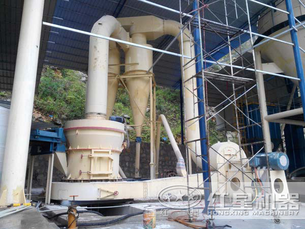 白云石磨粉機生產(chǎn)現(xiàn)場實拍
