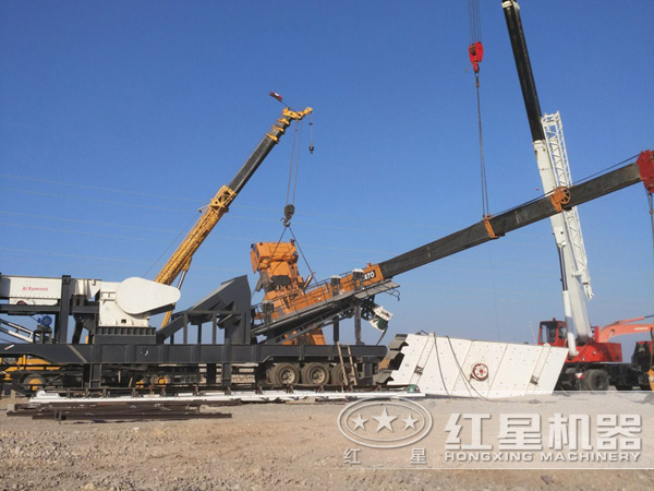 石灰石車載移動(dòng)碎石機(jī)生產(chǎn)現(xiàn)場(chǎng)