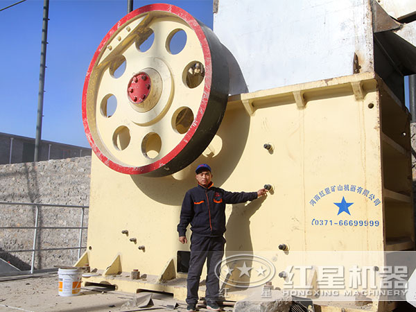 大型顎式破碎機(jī)現(xiàn)場實(shí)拍