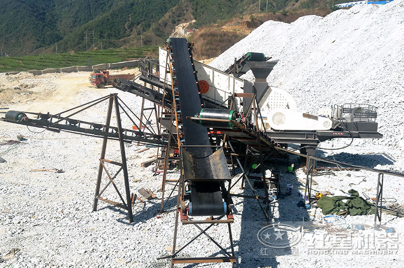 移動(dòng)碎石機(jī)工作現(xiàn)場(chǎng)