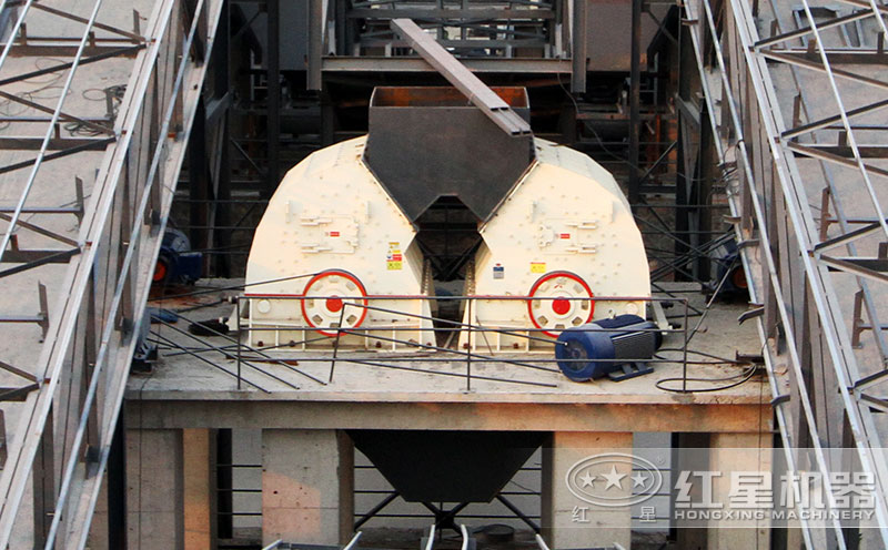 兩臺重錘式破碎機組合作業(yè)