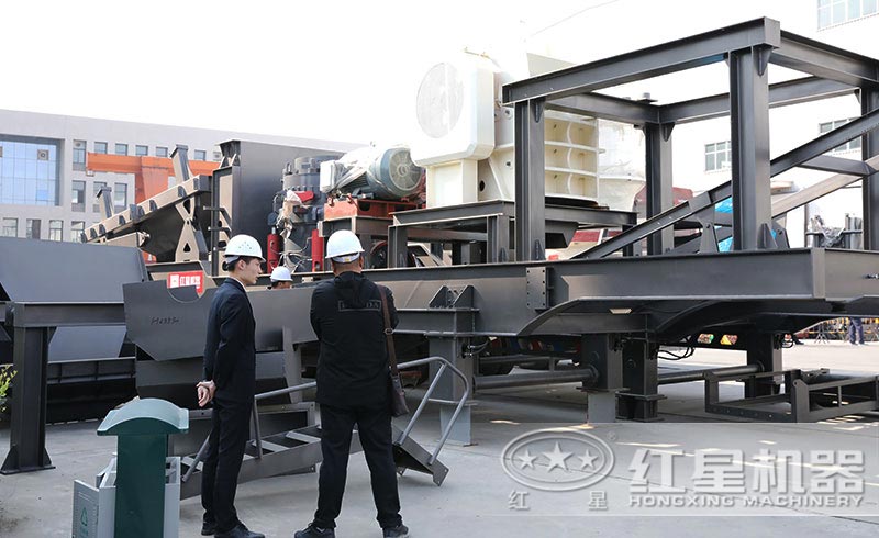 客戶(hù)參觀流動(dòng)碎石機(jī)