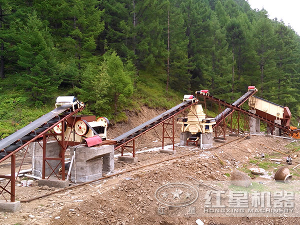 配置2臺顎破的制砂生產(chǎn)線現(xiàn)場