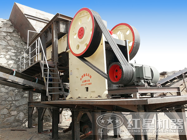 石灰?guī)r顎式破碎機(jī)現(xiàn)場(chǎng)