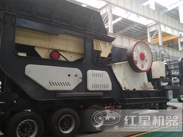 車載流動(dòng)碎石機(jī)，搭載顎式破碎機(jī)