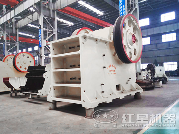 顎式破碎機(jī)車(chē)間實(shí)拍