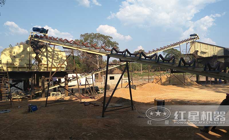 反擊式破碎機工作現(xiàn)場