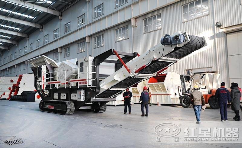 客戶(hù)來(lái)廠親自試機(jī)履帶式移動(dòng)破碎機(jī)