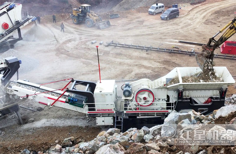 履帶式鄂破移動(dòng)破碎站工作現(xiàn)場